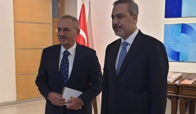 ‘Terör şebekelerini vuruyor, casus servislerini yakalıyoruz’