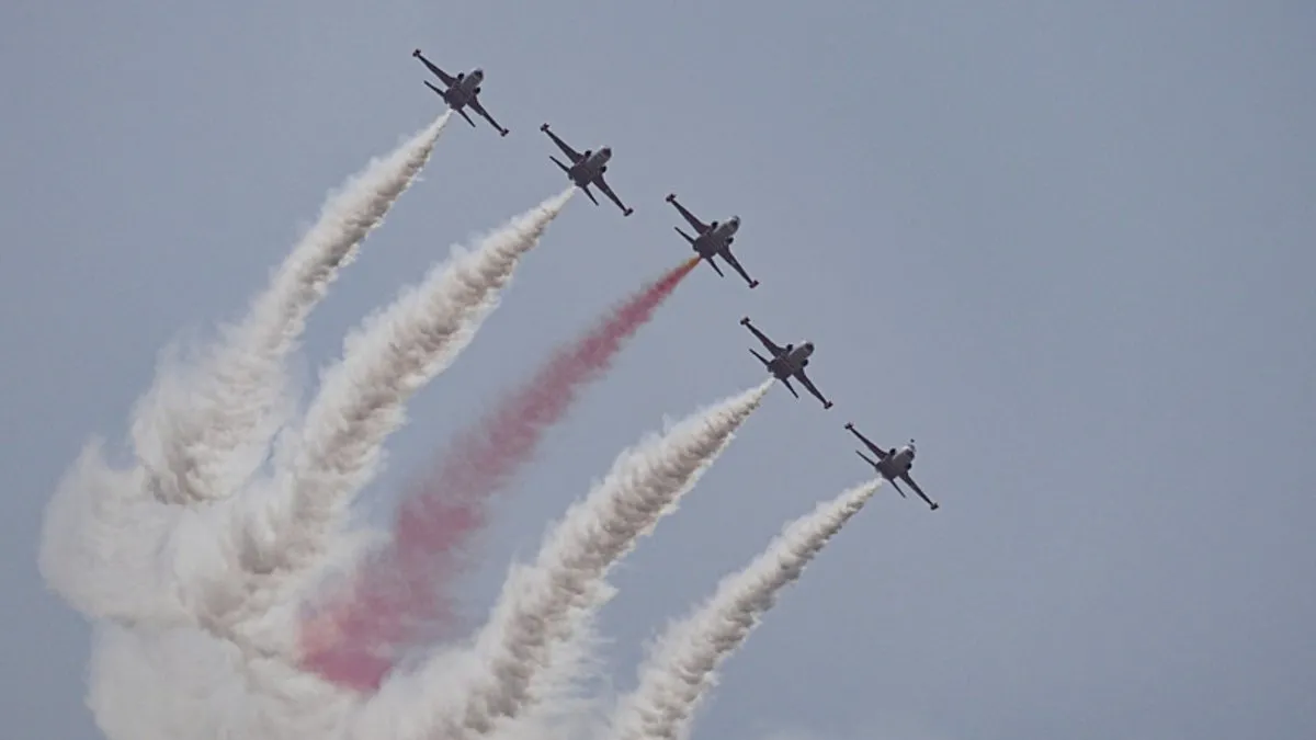 Türk Yıldızları’ndan Anıtkabir semalarında saygı uçuşu