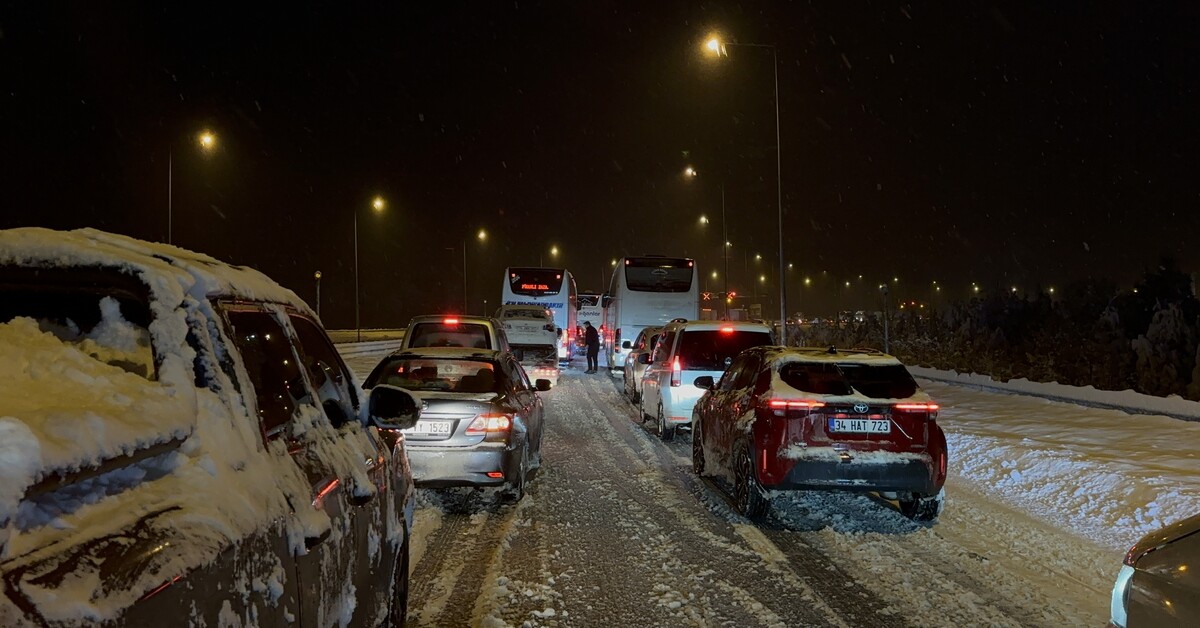 Bolu Dağı’nda yoğun kar ulaşımı aksattı: Karla mücadele çalışmalarında son durum